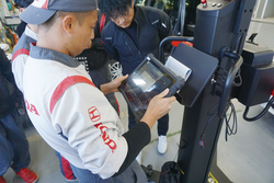 タブレットのカメラで車検証のQRコードを読み取り。