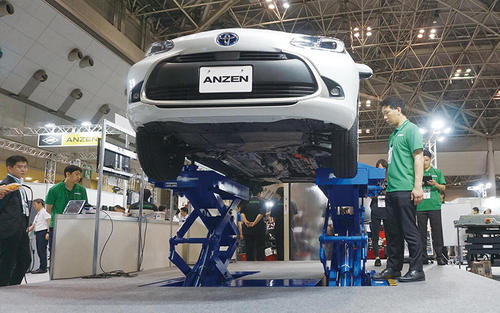 「リフト挟まれ防止センサー」の実演