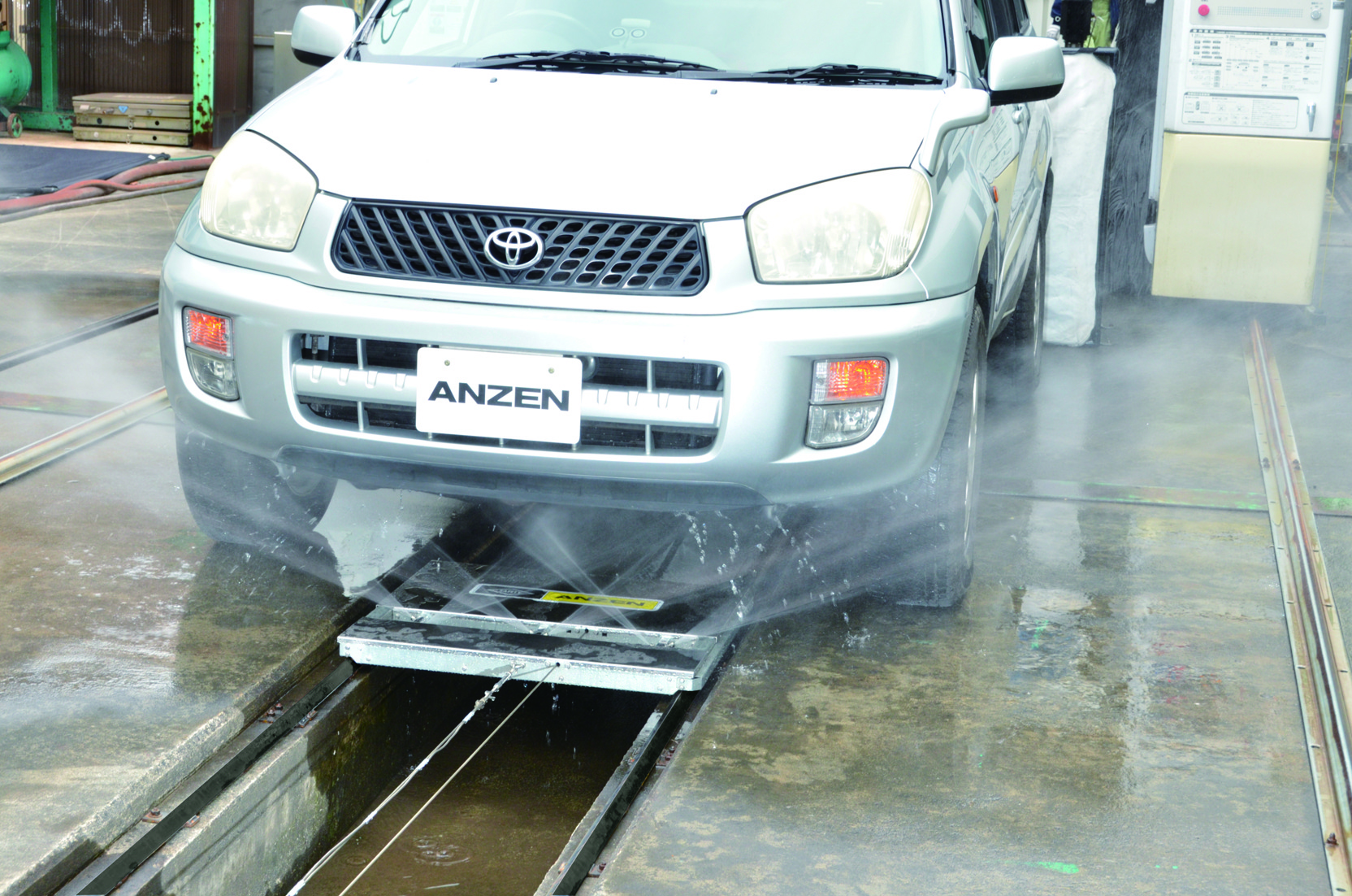 商品写真：車両定置型 下部洗浄装置