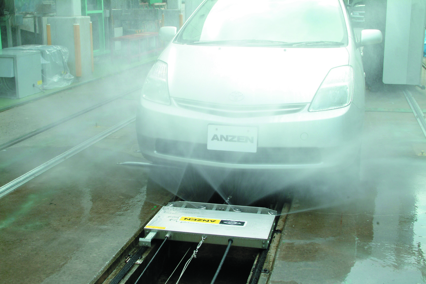 商品写真：車両定置型 下部洗浄装置 ハイクロールウォッシャー