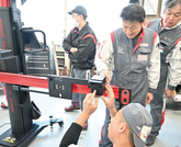 マルチビューカメラシステム用のセンサーをバーに取り付け